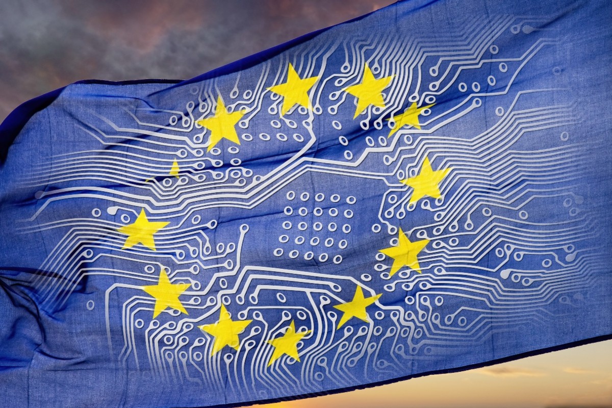 Europäische Flagge mit Platine vor dramatischem Himmel