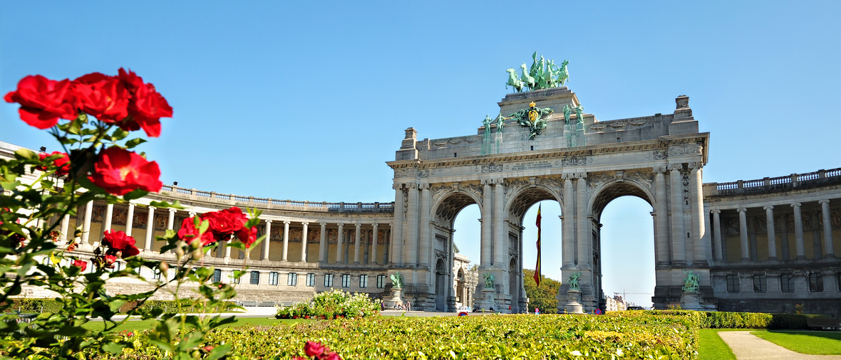 Triumph Arch in Cinquantennaire Parc in Brussels , Belgium in clear day