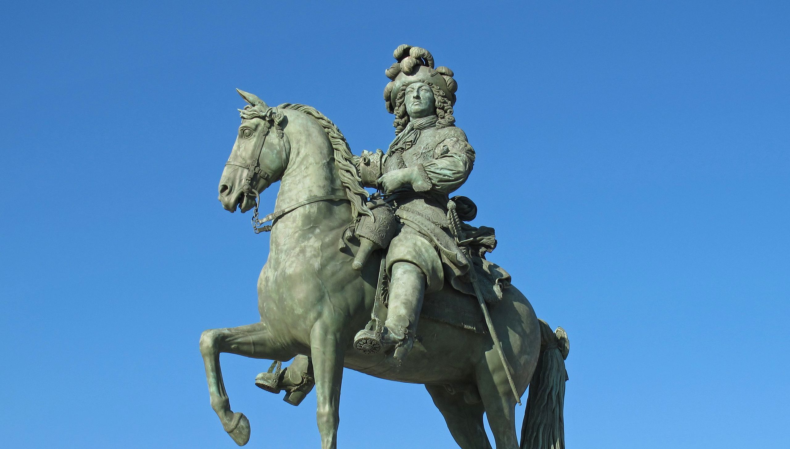 Statue_of_Louis_XIV_in_place_d'armes_of_Versailles_3_v