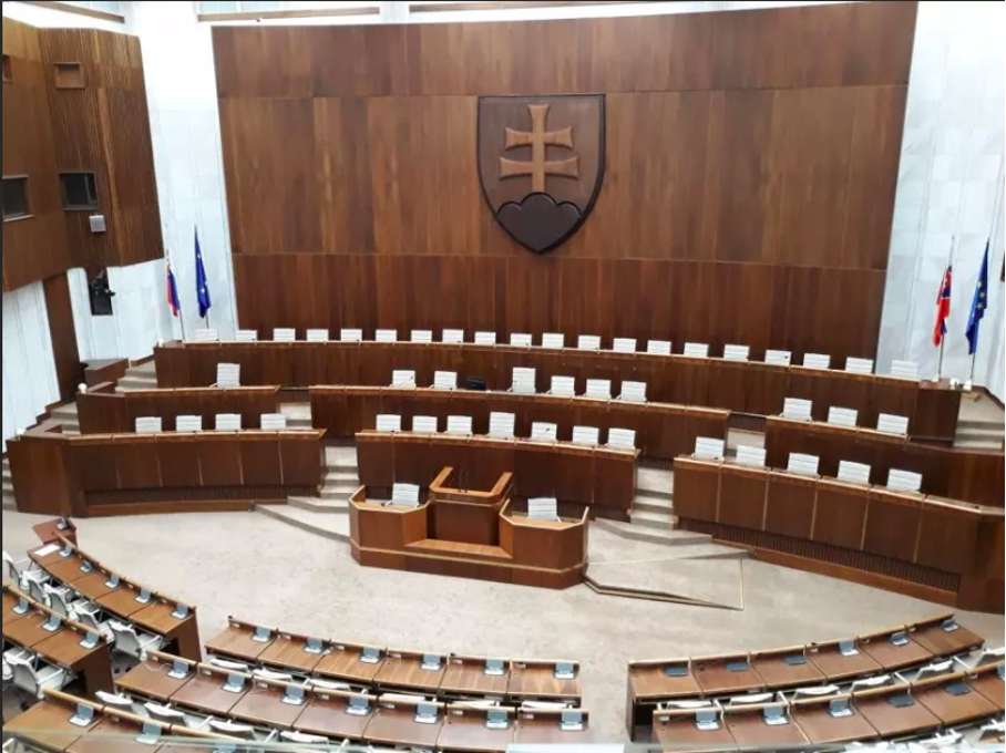 szlovak-parlament
