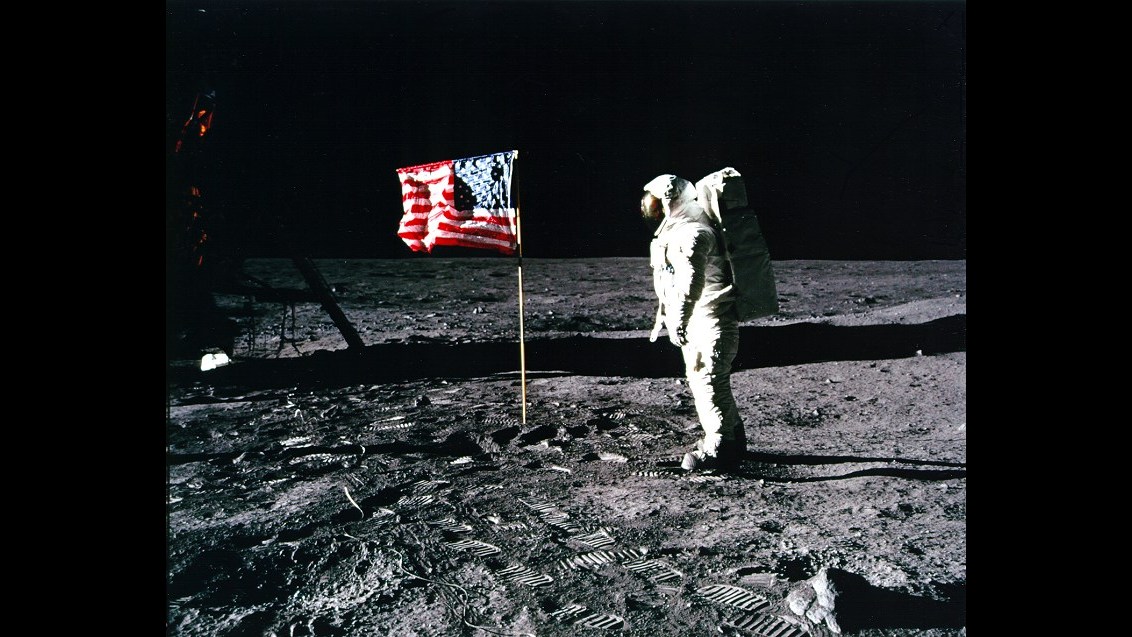 us-flag-moon