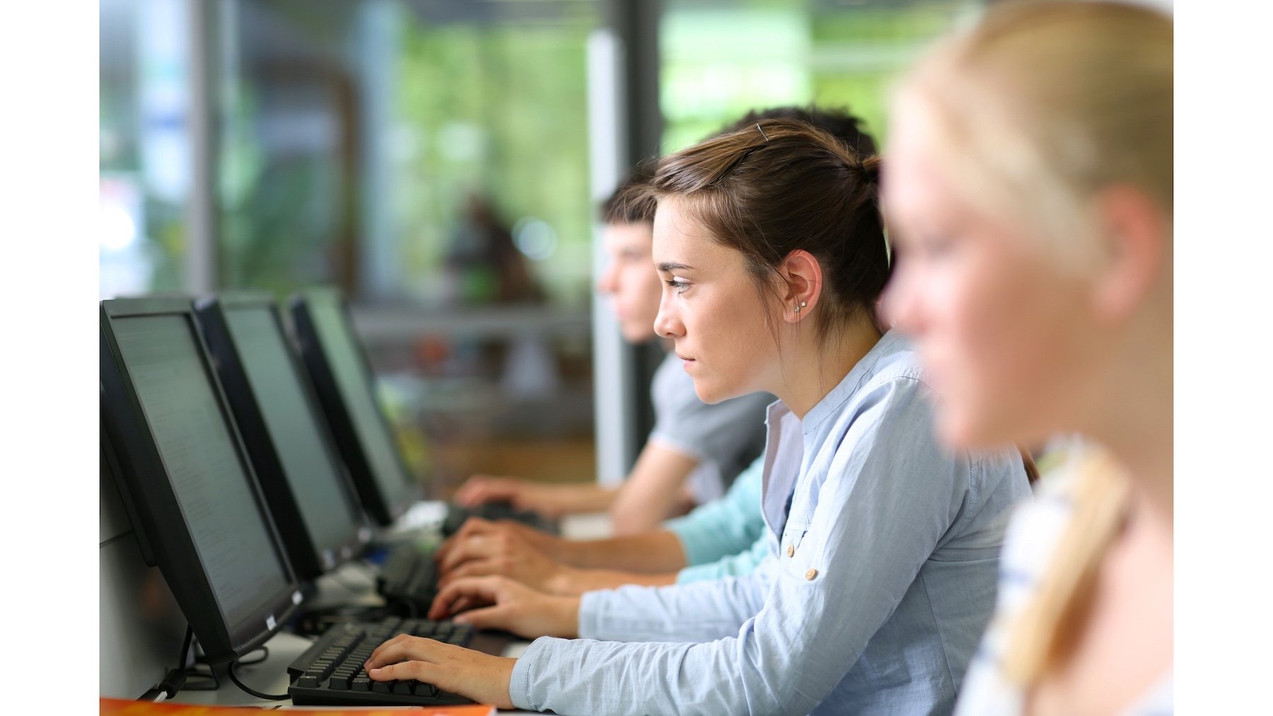 kozepiskolas-monitor-depositphotos_35259965_L_16x9 kozepiskolas-monitor-depositphotos_35259965_L_16x9