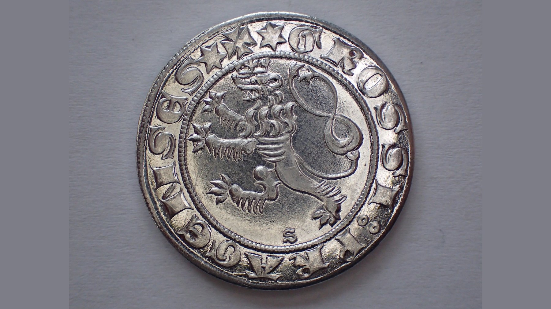 cseh-penzerme-depositphotos_193187944_L_16x9