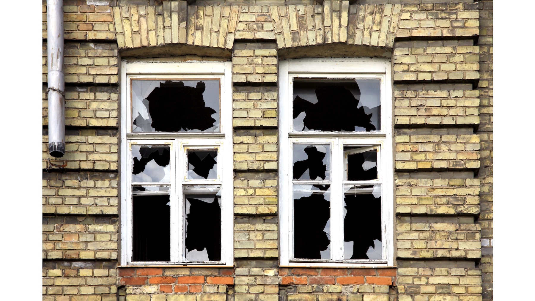 torott-ablak-bunuldozes-depositphotos_4197056_L_16x9 torott-ablak-bunuldozes-depositphotos_4197056_L_16x9